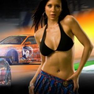 Ragazza da Corsa con Auto