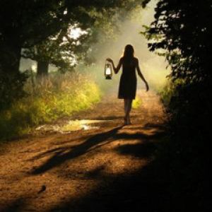 Ragazza con lanterna nella natura