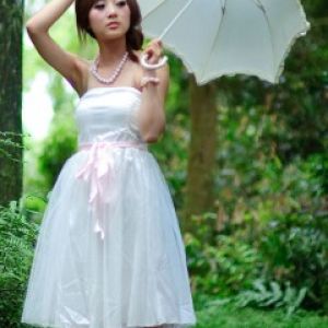 Ragazza Elegante con Ombrello