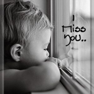 Bambino Emozionato che Guarda dalla Finestra