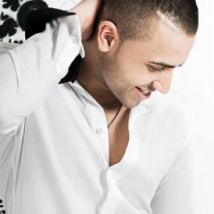 Uomo alla moda in camicia bianca