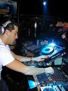 DJ dal Vivo - wallpaper preview