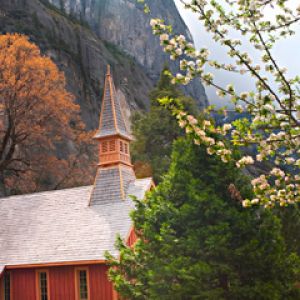 Affascinante Chiesa Rossa nella Natura