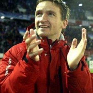 Atleta Che Applaude in Giacca Rossa