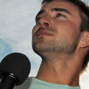 Uomo Pensieroso con Microfono
