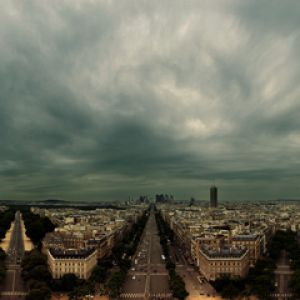 Skyline di Parigi con Nuvole Drammatiche