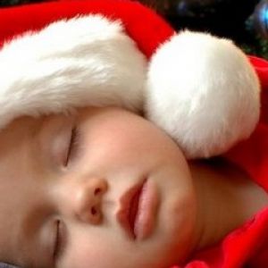 Bambino che Dorme con Cappello di Babbo Natale