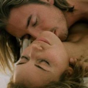 Abbraccio Romantico di Coppia