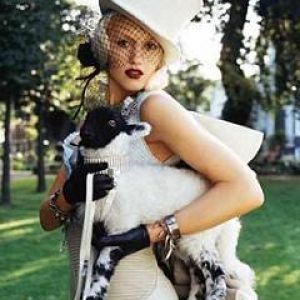 Donna alla moda con pecora