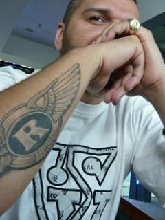 Uomo Stiloso con Tatuaggio - wallpaper preview