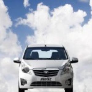 Auto Argento Elegante Sotto il Cielo Blu