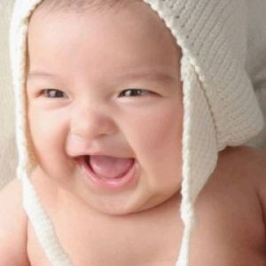 Bambino Felice con Cappello di Maglia