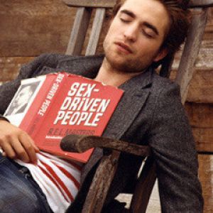 Uomo rilassato con libro