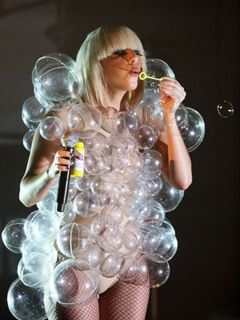 Performance in Costume di Bolle