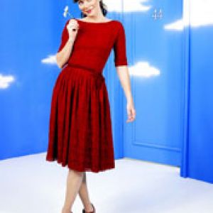 Donna Elegante in Abito Rosso