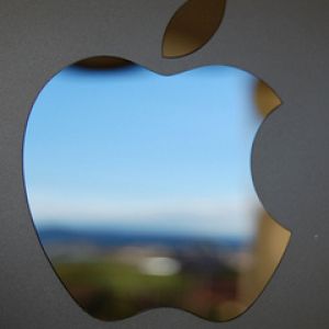 Riflessione del Logo Apple