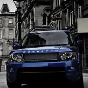 SUV Blu in Ambiente Urbano