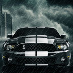 Shelby Mustang sotto la pioggia