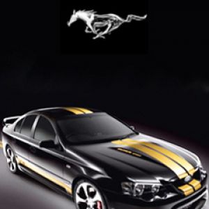 Ford Mustang Nero con Strisce