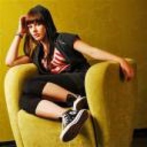 Ragazza alla Moda con Felpa