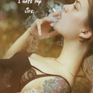 Ragazza Tatuata che Fuma