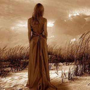 Donna Elegante sulla Spiaggia