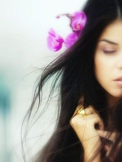 Ragazza Elegante con Orchidea
