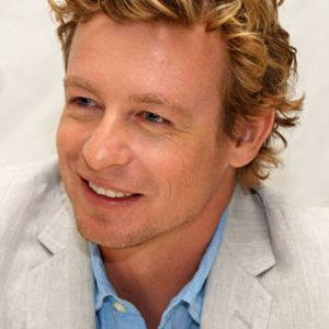 Uomo Sorridente con Capelli Biondi
