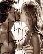 Bacio romantico in spiaggia