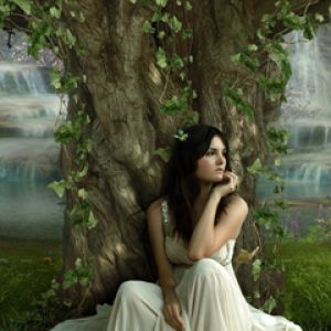Ragazza Incantevole vicino all'Albero