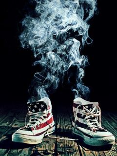 Sneakers con Bandiera Americana e Fumo - wallpaper preview