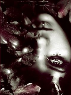 Ragazza Misteriosa tra le Foglie - wallpaper preview