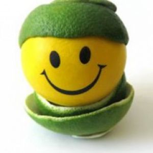 Faccia sorridente in involucro verde