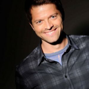 Uomo sorridente in abbigliamento casual