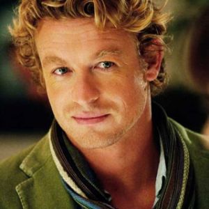 Uomo affascinante con capelli alla moda