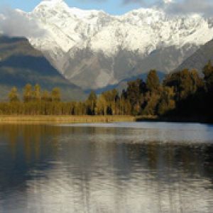Riflesso delle montagne innevate