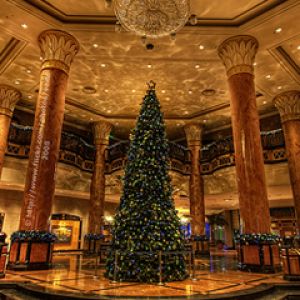 Albero di Natale Elegante in una Lobby Lussuosa