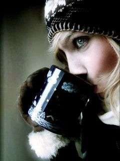 Ragazza Invernale con Caffè