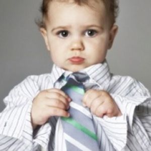 Bambino Adorabile con Cravatta