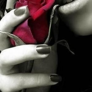 Donna Elegante con Rosa