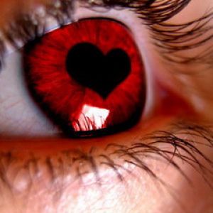 Riflessione a forma di cuore nell'occhio