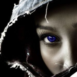 Ragazza Misteriosa con Occhi Blu