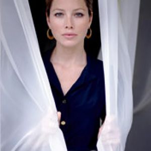 Donna Elegante Dietro le Cortine