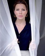 Donna Elegante Dietro le Cortine - wallpaper preview