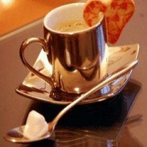 Caffè con biscotto a forma di cuore