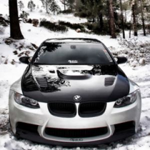 BMW M3 in paesaggio innevato
