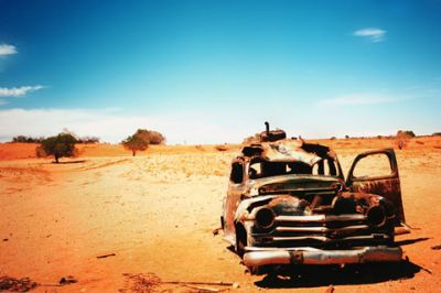 Auto Vintage Arrugginito nel Deserto - wallpaper preview