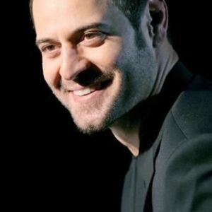 Uomo Sorridente in Giacca Nera