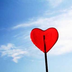Cuore Rosso Contro il Cielo Blu