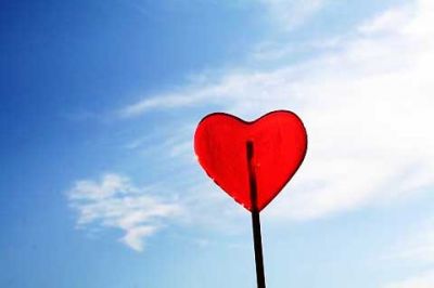 Cuore Rosso Contro il Cielo Blu - wallpaper preview